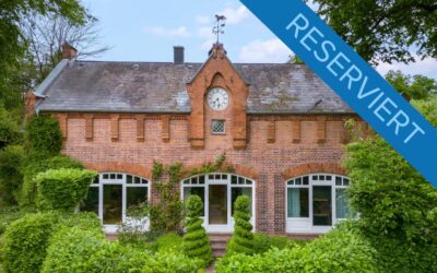 Sanierter, denkmalgeschützter Pferde-und Kutschenstall mit parkähnlichem Garten