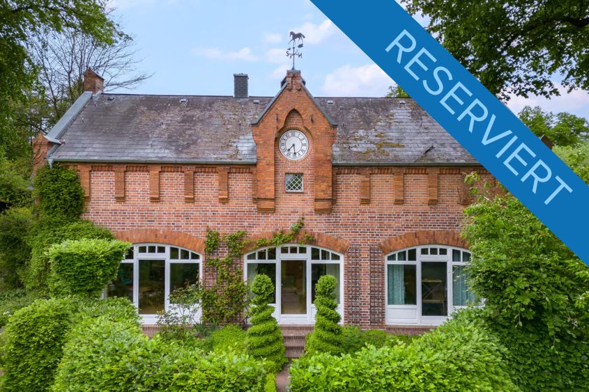 Sanierter, denkmalgeschützter Pferde-und Kutschenstall mit parkähnlichem Garten