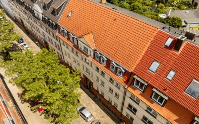 005-BRC: Helle 2 Zimmer Wohnung mit neuer Einbauküche und herrlichem Blick vom Balkon ins Grüne
