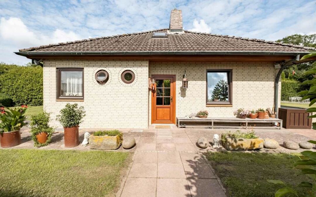 Exklusive Lage oberhalb des Grömitzer Yachthafens – Bungalow mit großem, blickgeschütztem Garten