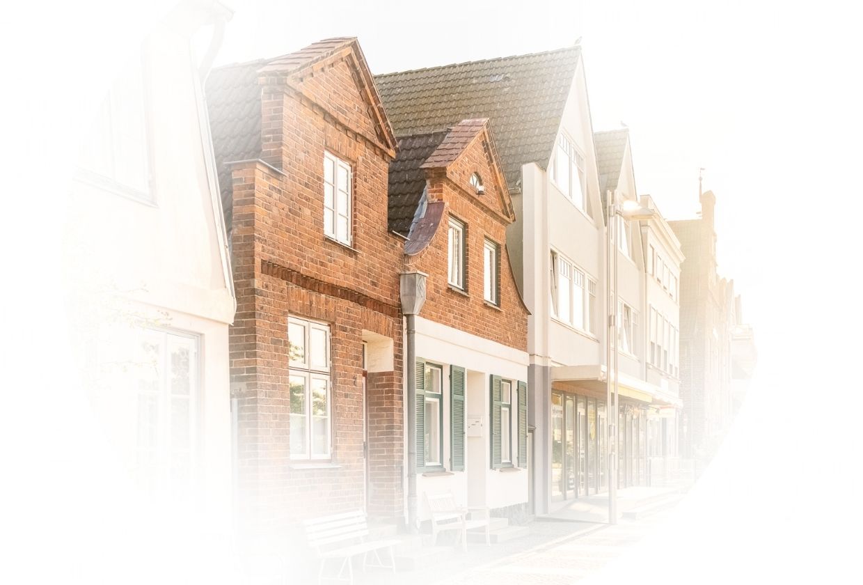 Claussen-Immobilien-Leistungen-fuer-Bautraeger-diskreter-Verkauf Man sieht Häuser wie durch ein Schlüsselloch um den Secret Sale darzustellen