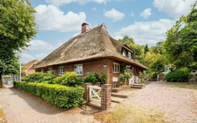 Reetdachkate mit romatischem Garten – fußläufig zur Waldorfschule und zum Mühlenteich