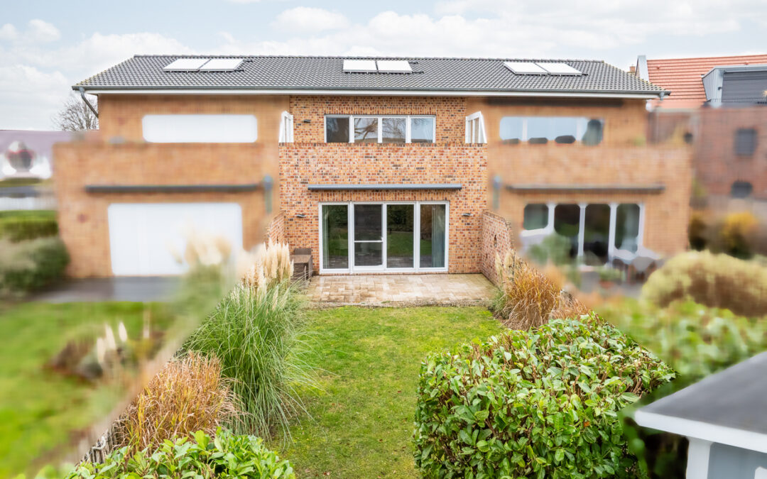 Neuwertiges Reihenhaus mit Dachterrasse und Sauna in begehrter Lage, wenige Gehminuten zum Strand